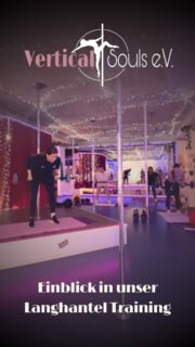 🏋️‍♀️Einblicke in unser Langhantel Training 

Wir haben euch mal zu Nicoles Kurs mitgenommen, um euch eine bessere Vorstellung vom Training bieten zu können. 

Langeweile und stumpfe Kurspläne? Nicht bei uns! 🙅‍♀️

Jeder Fitnesskurs wird bei uns wöchentlich variiert, damit immer frischer Wind herrscht und ihr euch unterschiedlich auspowern könnt, um eure Pole Skills zu optimieren 💪 Und das in stets bester Stimmung! 🥳

💌 Hast du auch Lust unseren Verein kennenzulernen? Dann schreib uns gerne eine PN oder melde dich über anfrage@verticalsouls.de. 

Wir freuen uns auf dich! 🥰

#poledancestudio #polecommunity #fitnesshannover #poledancehannover