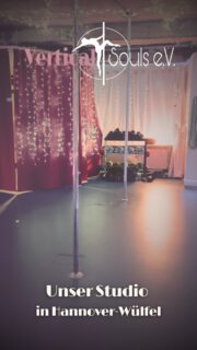 💖Unser Studio in Hannover 

Wir haben euch auf eine kleine Tour durch unser Studio genommen, damit ihr einen besseren Einblick bekommt 😊

Unsere Ausstattung: 

🤸‍♀️ Über 10 Polestangen mit unterschiedlichen Beschichtungen und Durchmesser
💫 Ein separater Hoopraum mit unterschiedlichen Hoopgrößen und Beschichtungen
🪞 Verspiegelte Wände sowie mobile Standspiegel für den besten Blick 
🏋️‍♀️ Allerlei Gewichte wie Dumbbells, Kettlebells, sowie Langhanteln mit einzelnen Gewichtsscheiben
🧘‍♀️ Yogablöcke, Fitnessbänder und vieles mehr an Zubehör 
❤️‍🩹 Sicherheitsschutz wie Fallschutzmatten und Kneemats
🧼 Reinigungkits für Polestangen und Hoops
✨ Atmosphärische Lichterketten zum Wohlfühlen, sowie wechselnde Dekoration passend zur Jahreszeit oder Events 
🫶 Ein gemütlicher Umkleideraum mit eigener Tauschecke, einer bequemen Sitzlounge und vieles mehr, damit DU dich wohlfühlst ☺️

Unser Studio ist nicht nur ein reines Pole Dance Studio. Es soll dein persönlicher Wohlfühlraum sein, wo du gerne hingehst und zusammen im Verein den Sport genießen kannst. ☺️💖

👉 Interessiert unser Studio zu besuchen? Wir bieten regelmäßig kostenlose Schnupperstunden zum Kennenlernen an! 😊

💌 Melde dich gerne über anfrage@verticalsouls.de an oder schreibe uns eine PN. Wir freuen uns auf dich! 🌈

#poledancehannover #poledance #polecommunity #polestudio