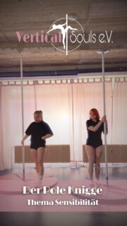 💕Pole Knigge - Thema Sensibilität 

⚠️Hinweis: Alle Szenen sind bewusst überspitzt dargestellt, um das Thema humorvoll zu präsentieren. Die Szenen stellen NICHT unseren regulären Kursbetrieb dar, sondern dienen allein zur Aufklärung von No-Gos im Polesport.

In den meisten Fällen ist es nicht mal Absicht andere zu verunsichern, aber es kann schnell passieren.

👉Ein Beispiel: Dir fällt eine Übung super leicht und freust dich auch offen darüber. Das darfst du natürlich auch – jeder Erfolg darf gefeiert werden! Achte aber bitte auf deine Wortwahl in Gegenwart von anderen, die noch am strugglen sind. Aussagen wie „Das ist ja einfach“ oder „Das ist doch gar nicht so schwer“ können andere stark verunsichern. Besonders, wenn man mit bestimmten Moves kämpft und bei anderen sieht, wie „einfach“ es wirkt, können solche Aussagen unbewusst runterziehen. 

👵🏻 Daher hört auf Oma Knigge: Jeder Körper ist individuell und jeder erzielt im eigenen Tempo Fortschritte. Lasst uns aufeinander Rücksicht nehmen, damit sich jeder beim Pole Sport wohlfühlt. 🤗🩷 Und bitte vergleicht eure Leistung niemals mit anderen! Ihr seid gut genug, wie ihr seid! 🫶💖

#polecommunity #poledance #poledancehannover #poledancecommunity