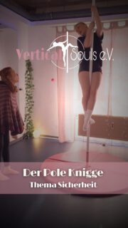 💕Pole Knigge - Thema Sicherheit 

⚠️Hinweis: Alle Szenen sind bewusst überspitzt dargestellt, um das Thema humorvoll zu präsentieren. Die Szenen stellen NICHT unseren regulären Kursbetrieb dar, sondern dienen allein zur Aufklärung von No-Gos im Polesport.

Auch bei vermeintlich simplen Übungen steht Sicherheit an oberste Stelle. Wenn dich die Kraft verlässt oder du ungünstig aufkommst, kannst du dich schnell verletzen. Ein verstauchter Zeh kann echt wehtun und passiert schon bei geringer Höhe.😣 

Sowas wird schnell unterschätzt und insbesondere beim Training sollte man lieber einmal zu viel aufpassen als zu wenig. Natürlich schützt eine Fallmatte nicht vor allem, aber sie kann trotzdem einiges abfangen. 

👉Denkt bei eurem Training neben den Sicherheitstools auf einen sauberen und kontrollierten Ausstieg aus euren Figuren – So vermeidet ihr am besten potenzielle Verletzungen. 🙏❤️‍🩹

👵🏻 Daher hört auf Oma Knigge: Geht lieber auf Nummer sicher, bevor doch etwas passiert. Safety first! ❤️‍🩹🤞🏻

#polecommunity #poledance #poledancehannover #poledancecommunity