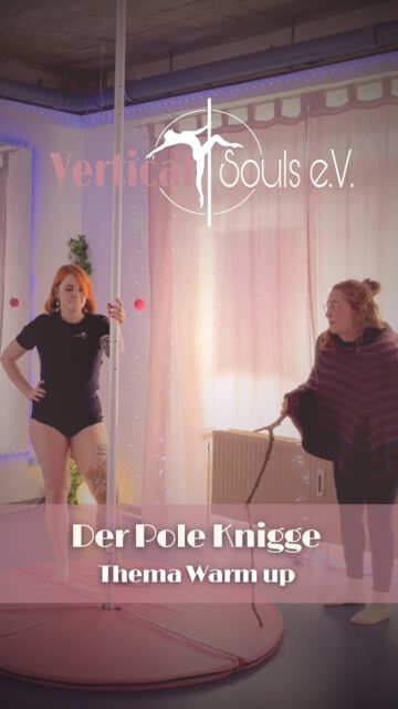 💕Pole Knigge - Thema Warm up 

⚠️Hinweis: Alle Szenen sind bewusst überspitzt dargestellt, um das Thema humorvoll zu präsentieren. Die Szenen stellen NICHT unseren regulären Kursbetrieb dar, sondern dienen allein zur Aufklärung von No-Gos im Polesport.

Im freien Training neigt man schnell dazu, das Warm up zu vernachlässigen oder ganz zu skippen. Schaut ja schließlich keiner zu und es kostet ja auch wertvolle Trainingszeit. Aber genau diese Zeit ist wichtig, um deinen Körper auf dein Pole Training vorzubereiten! 

👉Ohne ein gutes Warm up erhöhst du dein Verletzungsrisiko ungemein, denn dein Körper braucht die Vorbereitung um die ganzen schönen Figuren an der Stange risikoarm zu meistern. ❤️‍🩹

☝️Abgesehen davon: Wenn dein Körper nicht richtig warm ist, hast du viel weniger Halt an der Stange. Der angetrocknete Schweiß ist nämlich unser natürliches Gripmittel, der dafür sorgt, dass wir weniger rutschen. 🙂‍↕️

👵🏻 Daher hört auf Oma Knigge: Skippt niemals ein gutes Warm up, wenn ihr risikoarm trainieren wollt und auf guten Halt nicht verzichten möchtet 💪

#polecommunity #poledance #poledancehannover #poledancecommunity
