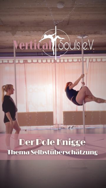 💕Pole Knigge - Thema Selbstüberschätzung

⚠️Hinweis: Alle Szenen sind bewusst überspitzt dargestellt, um das Thema humorvoll zu präsentieren. Die Szenen stellen NICHT unseren regulären Kursbetrieb dar, sondern dienen allein zur Aufklärung von No-Gos im Polesport.

Wer hat nicht schon mal auf Instagram coole Figuren gesehen und sich gedacht: „Das probiere ich jetzt auch aus!“ 
Schließlich ist Instagram voll von schönen Choreografien und spektakulären Moves!

💭 An sich ist es nicht verwerflich neue Dinge auszuprobieren, aber gerne überschätzt man sich dabei und riskiert im schlimmsten Fall Verletzungen. Manche Übungen sehen vielleicht simpel aus, verlangen aber oft mehr Körperspannung oder Muskelkraft an Stellen, die bei dir noch nicht weit genug ausgebildet sind.

👉 Unser Tipp: Zeige am besten deinen Trainer:innen die Figur vorher, denn sie können am besten einschätzen, ob du für die Übung schon bereit bist und worauf du achten musst. So kannst du risikoarm neue Moves trainieren und vllt. gibst du ihnen damit sogar neue Inspirationen für den Trainingsplan. Also eine Win-Win Situation!

👵🏻 Daher hört auf Oma Knigge: Vertraut auf die Einschätzung eurer Trainer:innen und sprecht offen miteinander, wenn ihr Neues ausprobieren wollt, um Verletzungen und Missverständnisse zu vermeiden ❤️‍🩹

#polecommunity #poledance #poledancehannover #poledancecommunity