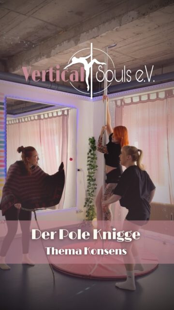 💕Pole Knigge - Thema Konsens

⚠️Hinweis: Alle Szenen sind bewusst überspitzt dargestellt, um das Thema humorvoll zu präsentieren. Die Szenen stellen NICHT unseren regulären Kursbetrieb dar, sondern dienen allein zur Aufklärung von No-Gos im Polesport.

Man meint es eigentlich nur gut: Ein verrutschtes Outfit, das schnell gerichtet ist oder eine kurze Hilfestellung bei einer Figur. Aber was ist, wenn die andere Person damit gar nicht rechnet oder es der Person vielleicht sogar unangenehm ist? 😣

👉 Statt direkt zu handeln, frage IMMER die Person vorher, ob du ihr helfen darfst. Das gilt auch für Trainer:innen, wenn es um Hilfestellungen geht. Denn nicht jeder mag berührt werden und das ist kommentarlos zu akzeptieren 🙏 Bei uns im Training wird dich jede Trainerin vorher um Erlaubnis fragen, damit du dich sicher fühlst und nicht überrumpelt wirst 🩷

☝️Wichtig: Wenn sich etwas nicht innerhalb kurzer Zeit ändern lässt, wird es nicht kommentiert! 
Ein verrutschtes Outfit? Gib freundlich Bescheid ✅
Das Outfit wirkt auf dich zu eng? Das hat dich nicht zu kümmern! ❌

👵🏻 Daher hört auf Oma Knigge: Fragt immer vorher um Erlaubnis, bevor ihr andere Kursteilnehmer:innen berührt! ☝️

#polecommunity #poledance #poledancehannover #poledancecommunity