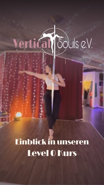 💖 Einblick in unseren Level 0 Kurs 

Du fragst dich, was dich in deinen ersten Pole Stunden erwartet? Hier ein kleiner Einblick in unseren LVL 0 Kurs 🩷

👉 Du wirst Schritt für Schritt an jeden Move herangeführt. Dir fällt eine Bewegung schwer? Kein Problem, wir finden die richtige Anpassung für dich! 🩷

🫶 Uns ist es wichtig zu zeigen, dass Pole Sport nicht nur aus den krassen Moves oben an der Stange besteht. Das kommt irgendwann nach vielem Training, aber das wird nicht von dir im ersten Kurslevel erwartet! Du brauchst keine Sorge haben nicht mithalten zu können. Jeder hat seine eigene Geschwindigkeit und das respektieren wir. Denn wir feiern deine persönlichen Erfolge, egal wie klein oder groß! 🩷

💌 Hast du Lust bekommen unseren Verein kennenzulernen? Dann schreib uns gerne eine PN oder melde dich über anfrage@verticalsouls.de. 

Wir freuen uns dich kennenzulernen! 🥰

#poledancestudio #polecommunity #poledance #poledancehannover
