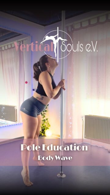 👩‍🎓 Beginner Guide - Bodywave

Unsere Education Reihe geht weiter! 🥳 Diesmal stellt euch Nicole die Bodywave vor, die sich super in jede Choreo integrieren lässt und ein echter Hingucker ist! 🩷

💭Warum machen wir das? – Das Internet ist voll von High Level Choreos, die auch alle wunderschön sind, keine Frage. Aber Neulinge, insbesondere diejenigen, die noch keine positive Sporterfahrung gemacht haben, könnte dies verunsichern. 

✅Daher unser Ziel: Wir wollen den Einstieg in den Pole Sport erleichtern, weswegen wir mit dieser Reihe Moves vorstellen, die ihr bei uns im Level 0 Kurs lernen werdet 😊 So bekommt ihr einen realistischen Einstieg in den Sport 🩷

💌 Du hast dich bisher noch nicht getraut Pole Dance anzufangen? Lerne unseren Verein bei einer kostenlosen Schnupperstunde kennen! Schreibe uns eine PN oder melde dich über unsere Webseite. Wir freuen uns auf dich! ☺️🫶

#poledancehannover #polecommunity #verticalsouls #poledance