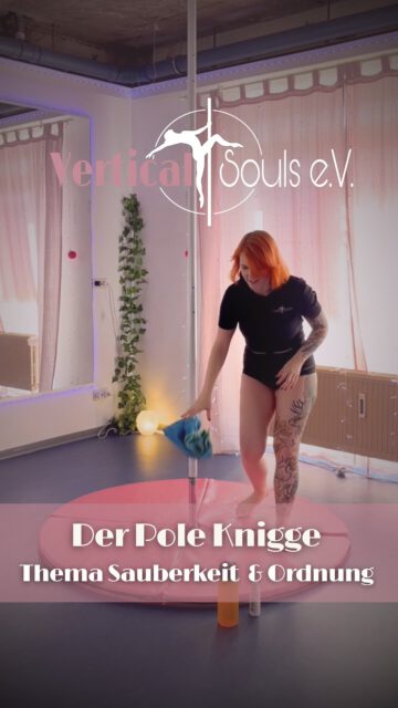 💕Pole Knigge - Thema Sauberkeit & Ordnung 

⚠️Hinweis: Alle Szenen sind bewusst überspitzt dargestellt, um das Thema humorvoll zu präsentieren. Die Szenen stellen NICHT unseren regulären Kursbetrieb dar, sondern dienen allein zur Aufklärung von No-Gos im Polesport.

Manch einer unterschätzt es, obwohl es so wichtig ist: Hygiene im Polesport ist das A und O! Schließlich berühren wir mit blanker Haut die Stange und wollen uns selbst doch auch wohl fühlen dabei. Ohne die richtige Reinigung kann kein sicheres gemeinsames Training gewährleistet werden ❌

👉 Daher gilt: Nutze immer die Reinigungstücher mit reinigendem Desinfektionsmittel, um die Stange säubern und vergiss dabei nicht, auch die Fallmatte zu reinigen. Bei uns im Studio stehen immer ausreichend Reinigungsmittel zur Verfügung 🧼
Außerdem solltest du den Platz so verlassen, wie du ihn aufgefunden hast. Sprich auch Utensilien und Matten sind an ihren Platz zurück zu räumen. So stellen wir sicher, dass alle Hygienemaßnahmen eingehalten werden und sich jeder im Studio wohlfühlt.

👵🏻 Daher hört auf Oma Knigge: Hinterlasst die Pole Stange so, wie ihr sie gerne vorfinden würdet und haltet euch an die Hygienestandards, damit sich alle wohl fühlen☝️

#polecommunity #poledance #poledancehannover #poledancecommunity