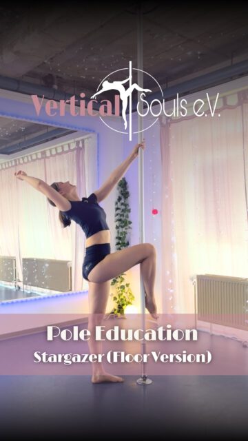 👩‍🎓 Beginner Guide - Stargazer on Floor

Unsere Education Reihe geht weiter! 🥳 Diesmal stellt euch Leonie den Stargazer on Floor vor ⭐️ Dieser eignet sich super, um eine Choreo kurz zu entschleunigen und um die Bewegung richtig zu genießen 🩷 Es ist die Vorstufe zum Stargazer on Pole, aber auch am Boden ist der Move ein Hingucker ✨

💭Warum machen wir das? – Das Internet ist voll von High Level Choreos, die auch alle wunderschön sind, keine Frage. Aber Neulinge, insbesondere diejenigen, die noch keine positive Sporterfahrung gemacht haben, könnte dies verunsichern. 

✅Daher unser Ziel: Wir wollen den Einstieg in den Pole Sport erleichtern, weswegen wir mit dieser Reihe Moves vorstellen, die ihr bei uns im Level 0 Kurs lernen werdet 😊 So bekommt ihr einen realistischen Einstieg in den Sport 🩷

💌 Du hast dich bisher noch nicht getraut Pole Dance anzufangen? Lerne unseren Verein bei einer kostenlosen Schnupperstunde kennen! Schreibe uns eine PN oder melde dich über unsere Webseite. Wir freuen uns auf dich! ☺️🫶

#poledancehannover #polecommunity #verticalsouls #poledance