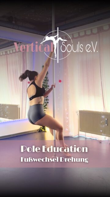 Beginner Guide - Fußwechseldrehung

Unsere Education Reihe geht weiter! 🥳 Diesmal stellt euch Nicole die Fußwechseldrehung vor 💫 Diese ist nicht nur ein Hingucker, sondern ermöglicht eine Verbindung zu vielen Spins und Moves, wodurch sie ein guter Übergang innerhalb einer Choreo darstellt 🩷 Davon werden wir euch auch noch was zeigen 🤫 

💭Warum machen wir diese Reihe? – Das Internet ist voll von High Level Choreos, die auch alle wunderschön sind, keine Frage. Aber Neulinge, insbesondere diejenigen, die noch keine positive Sporterfahrung gemacht haben, könnte dies verunsichern. 

✅Daher unser Ziel: Wir wollen den Einstieg in den Pole Sport erleichtern, weswegen wir mit dieser Reihe Moves vorstellen, die ihr bei uns im Level 0 Kurs lernen werdet 😊 So bekommt ihr einen realistischen Einstieg in den Sport 🩷

💌 Du hast dich bisher noch nicht getraut Pole Dance anzufangen? Lerne unseren Verein bei einer kostenlosen Schnupperstunde kennen! Schreibe uns eine PN oder melde dich über unsere Webseite. Wir freuen uns auf dich! ☺️🫶

#poledancehannover #polecommunity #verticalsouls #poledance