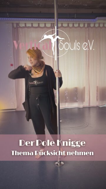 💕Pole Knigge - Thema Rücksicht nehmen 

⚠️Hinweis: Alle Szenen sind bewusst überspitzt dargestellt, um das Thema humorvoll zu präsentieren. Die Szenen stellen NICHT unseren regulären Kursbetrieb dar, sondern dienen allein zur Aufklärung von No-Gos im Polesport.

Oma Knigge ist back! 🥳👵🏻 

🤒Und passend zum Start der Erkältungssaison mit einem wichtigen Thema: Nehmt Rücksicht aufeinander und auch auf euch selbst! Ihr denkt vielleicht, ein leichter Husten oder etwas Schnupfen sei kein Grund ein Training sausen zu lassen. Aber in Wahrheit verzögert ihr damit den Heilungsprozess und im schlimmsten Fall steckt ihr andere Mitglieder an, die womöglich ein schwächeres Immunsystem haben als ihr ☹️

👉 Ihr verliert nicht sämtlichen Fortschritt, wenn ihr krankheitsbedingt ausfällt. So schnell passiert das nicht. Außerdem ist kein Trainingsfortschritt der Welt es wert eure oder die Gesundheit anderer aufs Spiel zu setzen ❤️‍🩹

👵🏻 Daher hört auf Oma Knigge: Ruht euch ordentlich aus und unterschätzt nicht die Auswirkung einer „simplen“ Erkältung! 🤧 

#polecommunity #poledance #poledancehannover #poledancecommunity