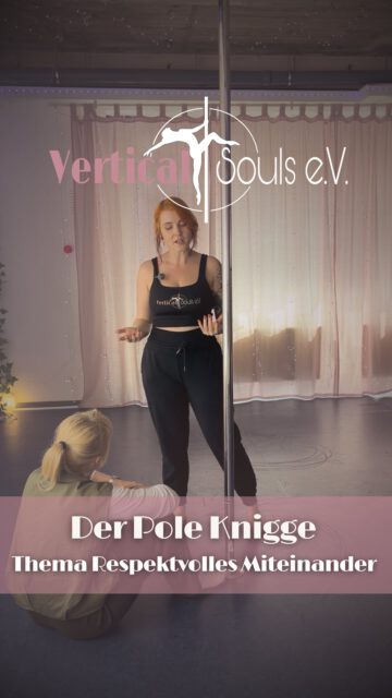 💕Pole Knigge - Thema Respektvolles Miteinander 

⚠️Hinweis: Alle Szenen sind bewusst überspitzt dargestellt, um das Thema humorvoll zu präsentieren. Die Szenen stellen NICHT unseren regulären Kursbetrieb dar, sondern dienen allein zur Aufklärung von No-Gos im Polesport.

💬 Vielleicht seid ihr gerade in der Umkleide oder im Nebenraum, wenn parallel noch ein Kurs stattfindet. Natürlich schließt man beim Sport auch Freundschaften und wenn man sich länger nicht gesehen hat, dann ist auch der Redebedarf hoch. Dabei vergisst man eventuell, dass man gar nicht alleine ist.

🗣️ Alles kein Problem, aber versucht dabei die anderen nicht im Training zu stören. Insbesondere, wenn parallel noch ein Kurs stattfindet. Ihr könnt und sollt euch auf jeden Fall austauschen, keine Frage! Das finden wir sogar super! 🩷 Aber habt immer im Hinterkopf eure Mitmenschen mit lauten Gesprächen nicht beim Training zu stören 🫶 Sprecht in angemessener Lautstärke oder verschiebt die heitere Unterhaltung auf später 🤝

👵🏻 Daher hört auf Oma Knigge: Geht respektvoll miteinander um und versucht die anderen nicht zu stören 🤫 

#polecommunity #poledance #poledancehannover #poledancecommunity