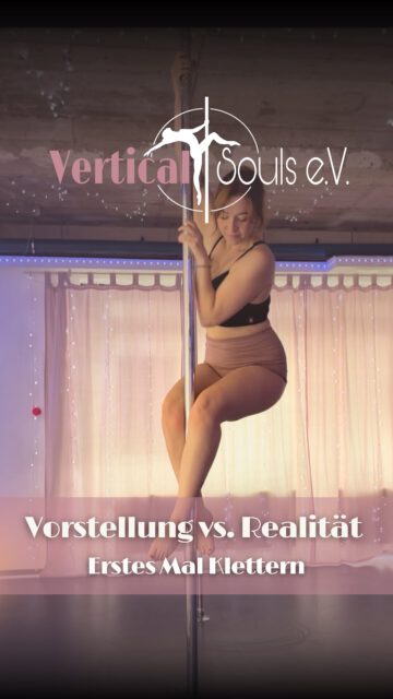 💭 Vorstellung vs. Realität - Erstes Mal Klettern

Wir haben eine neue Reihe gestartet! 🥳

Neben unserem Beginner Guide wollen wir auf humorvolle Art die Realität des Pole Sports zeigen. Denn auf Social Media sieht alles immer so easy aus, aber das stimmt gar nicht! Das harte Training dahinter oder die ersten Fehlversuche werden selten gezeigt, wodurch Neueinsteiger:innen verunsichert werden können, wenn sie länger für einen Move brauchen ❤️‍🩹

Als Start haben wir das Klettern gewählt, was online immer ganz leicht aussieht und einer der Basics schlechthin ist. Aber das entspricht nicht der Realität. Gerade am Anfang, insbesondere ohne Sporterfahrung, ist es schon herausfordernd genug sich überhaupt an der Stange halten zu können. Und selbst das ist schon ein großer Erfolg! Kaum jemand konnte zu Beginn seiner Pole Karriere die Stange hochklettern, sondern war schon froh zumindest die Füße vom Boden lösen zu können!

👉 Deswegen wollen wir mit dieser Reihe etwas Licht ins Dunkeln bringen und insbesondere Pole Neulingen die Angst nehmen etwas nicht direkt zu können. Denn sind wir mal ehrlich: Niemand von uns schafft einen Trick auf Anhieb perfekt – es steckt immer viel Arbeit dahinter und bei jedem sehen die ersten Versuche holprig aus. Und das ist völlig normal! 🩷

✅ Unser Ziel: Den Pole Sport realistisch rüberbringen, damit die Hemmschwelle für Neulinge niedriger wird 🫶 Aber auch als liebevoller Reminder an langjährige Pole Sportler:innen, dass nicht alles direkt klappen muss und es keine Schande ist, wenn ein Trick mal mehr Zeit benötigt 🩷

💌 Du hast dich bisher noch nicht getraut Pole Dance anzufangen? Lerne unseren Verein bei einer kostenlosen Schnupperstunde kennen! Schreibe uns eine PN oder melde dich über unsere Webseite. Wir freuen uns auf dich! ☺️🫶

#poledancehannover #polecommunity #verticalsouls #poledancehumor