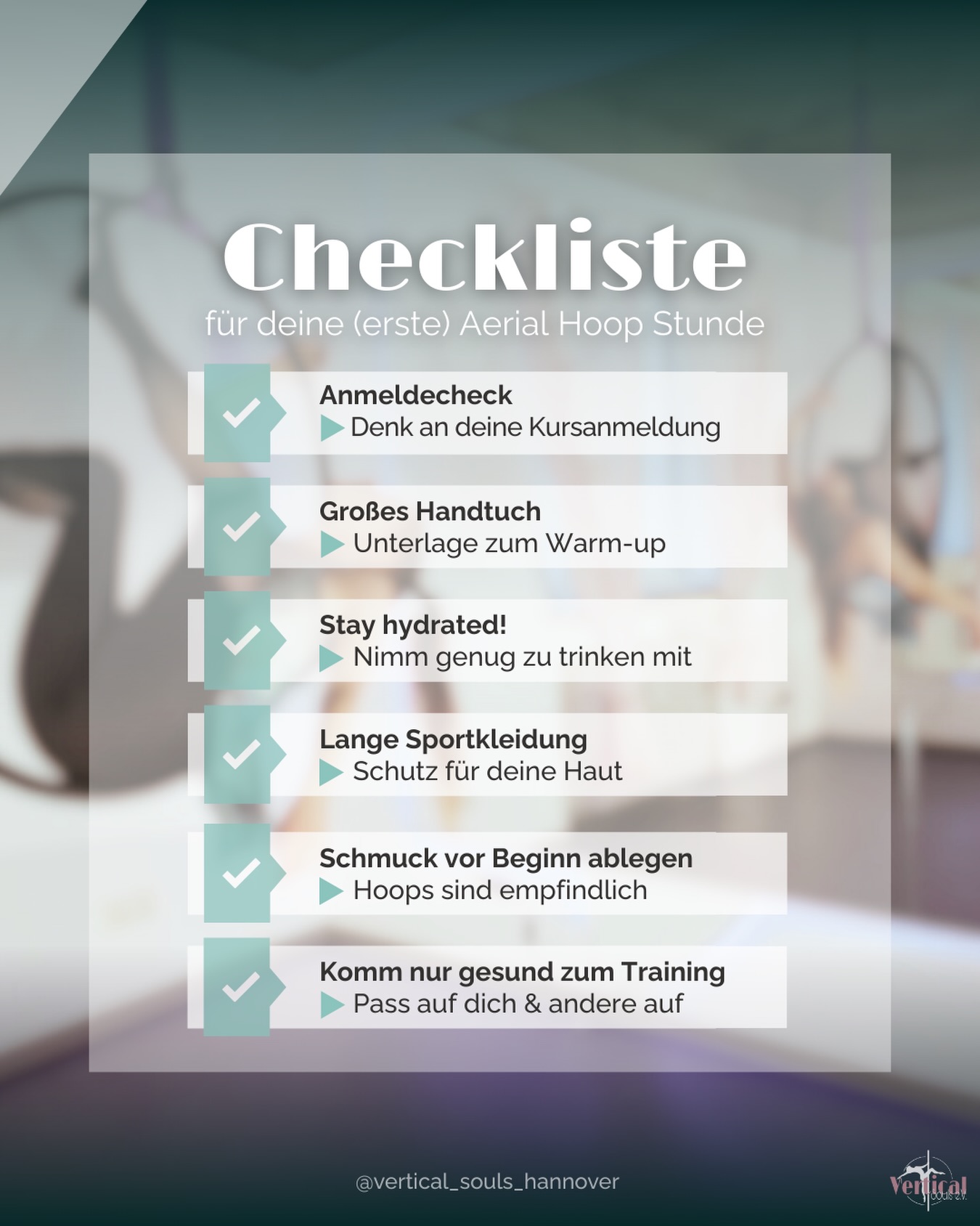 Wir denken natürlich auch an unsere Hoop Community 🩵
Du bist dir unsicher, woran du alles vor deinem (ersten) Aerial Hoop Kurs denken sollst? Keine Sorge!

👉Hier deine Checkliste zum Abspeichern! 

✅Anmeldecheck 
Denke bitte daran nur angemeldet zum Kurs zu erscheinen. Ohne feste Anmeldung müssen wir dich leider wieder nach Hause schicken. 😔

🤸‍Großes Handtuch 
Bring bitte dein eigenes Handtuch mit, damit du für dein Warm-up eine Unterlage hast. 🧘‍♀️

💧Stay Hydrated 
Genügend zu trinken ist wichtig, also denk bitte daran deine Trinkflasche mitzubringen! ☝️Am besten eine Flasche aus Kunststoff, da Glasflaschen schnell kaputt gehen können. 😖

👖Lange Sportkleidung
Gerade zu Beginn kann sich die Reibung der Haut am Hoop sehr unangenehm anfühlen, weswegen wir dir lange, eng anliegende Kleidung empfehlen. Es muss nichts ausgefallenes sein. Eine lange Sportleggins und ein langärmliges Oberteil reichen schon aus! 😊

💍Schmuck vor Beginn ablegen 
Insbesondere Ringe, Uhren und Armbänder können die Hoop Reifen beschädigen. Piercings mit Kontakt zum Hoop entweder bedecken oder abkleben, um die Verletzungsgefahr zu minimieren. 🩹❤️‍🩹

❤️‍🩹Komm nur gesund zum Training 
Nicht nur wegen deiner eigenen Gesundheit solltest du auf Sport verzichten, sondern auch deinen Mitmenschen zuliebe. Du möchtest sicherlich auch nicht angesteckt werden. 🤒
Lass uns daher gemeinsam aufeinander aufpassen und Rücksicht nehmen 🤗🌼

⭐️Alles klar soweit? Dann kann für deinen Kursbesuch ja nichts mehr schief gehen! 🥳

Du möchtest unseren Verein kennenlernen? Schreibe uns gerne eine PN oder kontaktiere uns unter anfrage@verticalsouls.de – Wir freuen uns dich auf deiner Aerial Hoop Reise begleiten zu dürfen! 💖💫

#aerialhoop #aerial #aerialhoophannover #aerialfitness #aerialhooplove